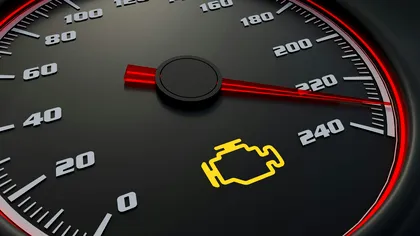 Dacia cu martor check engine intermitent: ce defecte banale pot sta în spate și când devine urgent