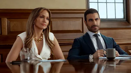 Filmul de pe Netflix care a cucerit România e prost dacă îl iei în serios, dar perfect dacă n-ai chef să gândești într-o duminică