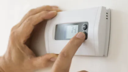 Este mai ieftin să lași aerul condiționat pornit toată ziua sau să îl oprești când pleci de acasă?