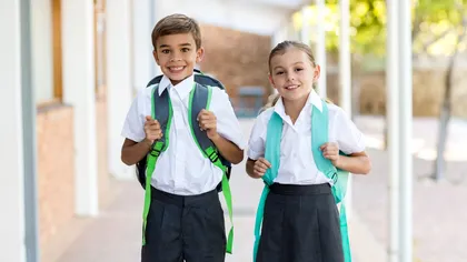 Uniforma școlară ar putea deveni obligatorie din nou. Statul ar urma să plătească ținutele elevilor din familii vulnerabile