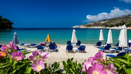 Scumpiri masive în Thassos înainte de sezonul estival 2026. Cât costă un șezlong în primul rând la plajă și ce consumație trebuie să faci