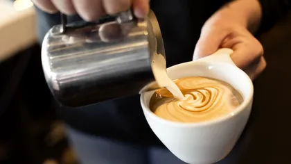 Cum a ajuns cafeaua din București la prețul uneia din Paris. Analiza unei scumpiri care ridică semne de întrebare