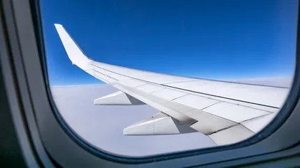 Motivul pentru care mulți oameni poartă o minge de tenis cu ei atunci când călătoresc cu avionul. Până şi experţii recomandă trucul