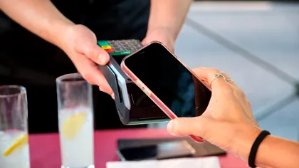 Ce se întâmplă cu bacșișul lăsat pe card la restaurante sau baruri. Explicația care îi face pe unii ospătari să prefere cash-ul
