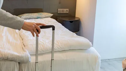 De ce este recomandat să fotografiezi camera de hotel imediat după check-in. Gestul simplu care te poate scuti de probleme
