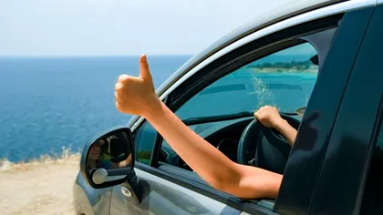Obiectul pe care mulți români îl uită în mașină înainte de vacanță. În unele țări europene poate aduce amenzi de sute de euro