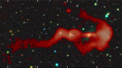 Galaxia uriașă care arată ca un arc cu săgeată: astronomii au descoperit o formă cosmică nemaivăzută