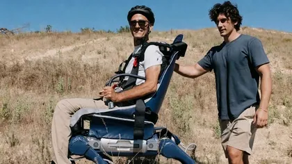 Fiul care și-a ajutat tatăl să învingă scleroza multiplă. Cum a transformat un robot în scaunul rulant al viitorului VIDEO