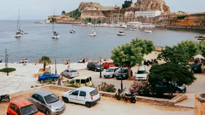 Amenda pe care o pot primi românii încă din prima zi de vacanță în Grecia. Mulți șoferi nu cunosc regula