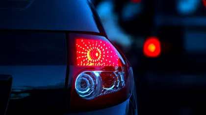Stop pe frână aprins permanent: contact pedală, reglaj sau eroare electrică