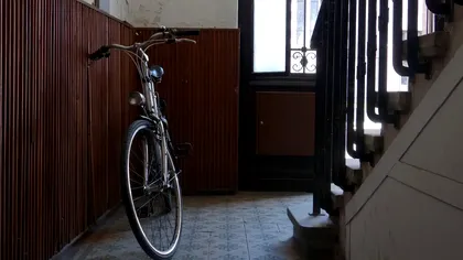 Poți ține bicicleta pe casa scării? Ce spune legea și când poți fi obligat să o muți