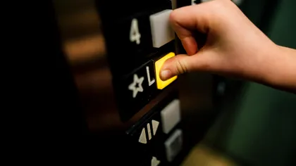 Statul vrea să monteze lifturi în blocurile vechi. Cine are prioritate şi ce spun românii despre idee