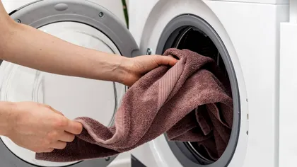 Temperatura recomandată pentru spălarea prosoapelor. Așa nu devin aspre și rigide
