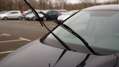 Ștergătoare automate care pornesc aiurea: senzor ploaie, parbriz murdar sau calibrare