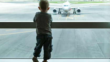 Ai rămas blocat în aeroport cu un copil? Ce este obligată compania aeriană să îți ofere
