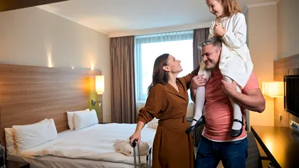 Ai rezervat camera pentru două persoane, dar mergi și cu copilul? Când poate hotelul să îți ceară bani în plus