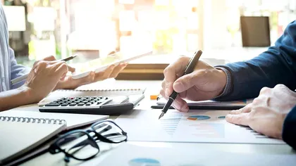 Ai salariu și încasezi și bani din drepturi de autor? Ce taxe trebuie să plătești în 2026