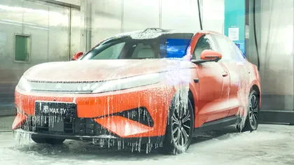 BYD lansează o electrică mai lungă decât Tesla Model 3 la doar 14.000 de euro: se încarcă de la 10% la 70% în cinci minute