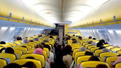 Ce a provocat incidentul în care un pasager a fost tras spre exterior prin geamul unui avion Ryanair. Concluziile preliminare ale anchetatorilor