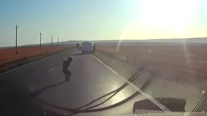 Ce riscă tatăl copilului care a căzut din duba aflată în mers. Sancțiunile care pot fi aplicate, imaginile au stârnit revoltă