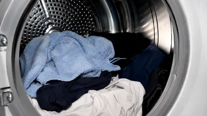De ce se pune un prosop uscat în uscător împreună cu hainele ude. Trucul care promite să scurteze timpul de uscare