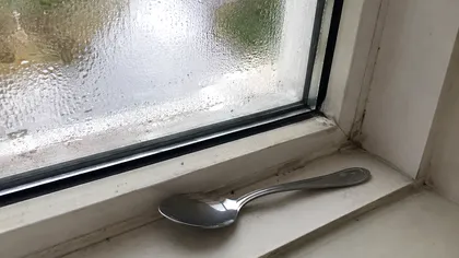 De ce tot mai mulți oameni pun o lingură metalică la geam. Explicația acestui truc simplu