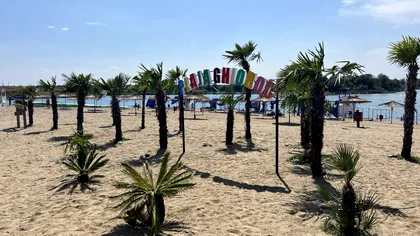 Destinația din România unde te simți că în Spania. Plaja cu palmieri amenajată departe de mare adună din ce în ce mai mulţi turişti