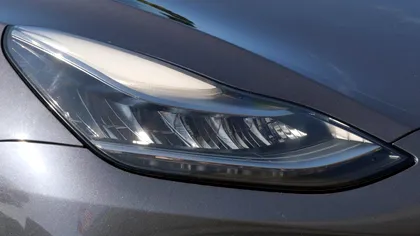 Tesla recheamă peste 20.000 de Model 3 și Model Y pentru faruri prea puternice: de data aceasta nu ajunge un update software