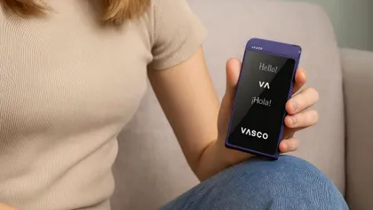 Vasco Translator Q1 – gadgetul cu asistent AI care nu doar traduce eficient, dar îți clonează vocea și funcționează offline. Cum te ajută să înțelegi lumea mai bine
