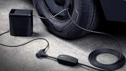 Tesla activează o funcție cerută de ani de zile pe Model Y: bateria mașinii devine priză de 2,4 kW