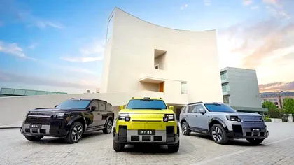 Noul Freelander 8 pare un lounge de lux pe roți: șase locuri, frigider și ecran panoramic de 46,3 inci