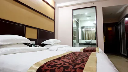 Oglinda din camera de hotel ascunde o cameră? Cum verifici și care este adevărul despre „testul cu degetul”