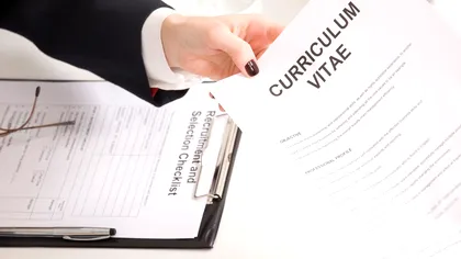 Ce lucrează românii fără facultate și ce salarii au în 2026. „Câștig cu 40% mai mult decât colegii cu studii”