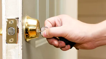 Ai moștenit o casă, dar altcineva locuiește în ea de ani întregi. Poți cere imediat eliberarea imobilului?