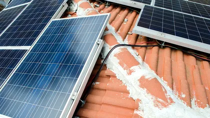 Panouri fotovoltaice cu sau fără baterie? Diferența de preț și în câți ani îți recuperezi investiția