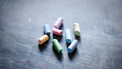 De ce se pune o bucată de cretă în dulapul cu haine. Trucul vechi care revine odată cu toamna