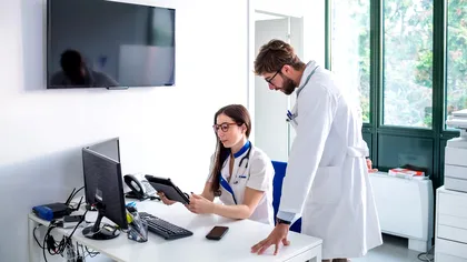 Noile salarii din Sănătate. Cât ar urma să câștige medicii, asistenții, farmaciștii și infirmierele după noua grilă și cum se schimbă plata turelor