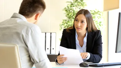 Locurile de muncă devin tot mai greu de găsit. Ce spun românii despre interviuri, concedieri și salarii: 