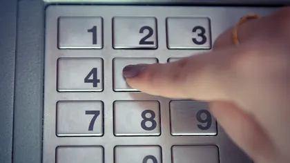 Cum eviți comisioanele mari la bancomatele din Grecia. Ce alegi când ATM-ul îți propune conversia în lei
