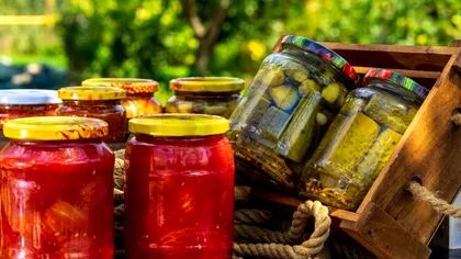 Conserva care poate deveni periculoasă dacă nu este pregătită corect. De ce nu trebuie ignorat capacul bombat