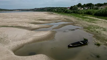 Scăderea Dunării aduce o intervenție fără precedent. Ce rol au cele patru barje scufundate, explicația operațiunii de la Cernavodă