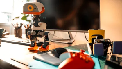 Un „animal de companie” robot de 400 de dolari învață singur trucuri noi. Microduck merge, cade, se ridică și poate folosi role VIDEO