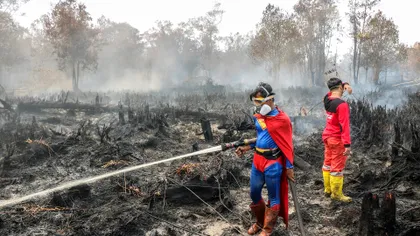 Un „Superman” adevărat luptă cu incendiile din Indonezia: adolescentul care a devenit erou printre flăcările din Borneo