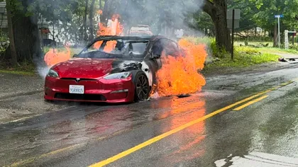 Un șofer a intrat cu Tesla în curtea unui departament de pompieri. Ce s-a întâmplat imediat după aceea i-a surprins pe toți