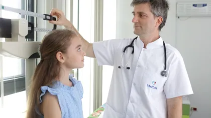 Scolioza idiopatică la copii se poate transmite genetic, mai ales de la mamă la fiică. Când e obligatorie purtarea corsetului