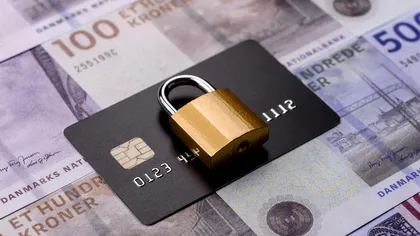 A pierdut 168.000 de euro după un mesaj fals despre un colet. Cum l-au convins escrocii să le dea acces la bani