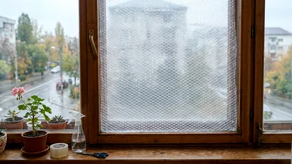 De ce pun unii oameni folie cu bule pe geamuri când începe frigul. Trucul ieftin care poate reduce pierderile de căldură