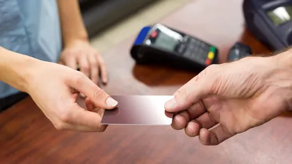 De ce să nu plăteşti cumpărăturile din supermarket cu cardul de credit. Sfatul experţilor, toţi facem această greşeală