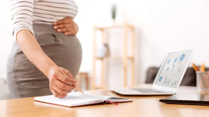 Decizie CCR privind concediul de risc maternal. Ce a stabilit Curtea pentru femeile asigurate pe cont propriu