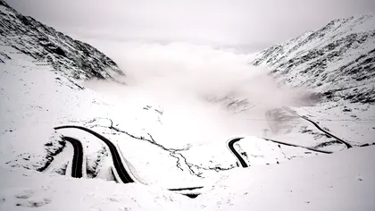 Iarna a venit pe Transfăgărășan. Zăpada a depășit 10 centimetri, iar mai mulți șoferi au avut nevoie de ajutor